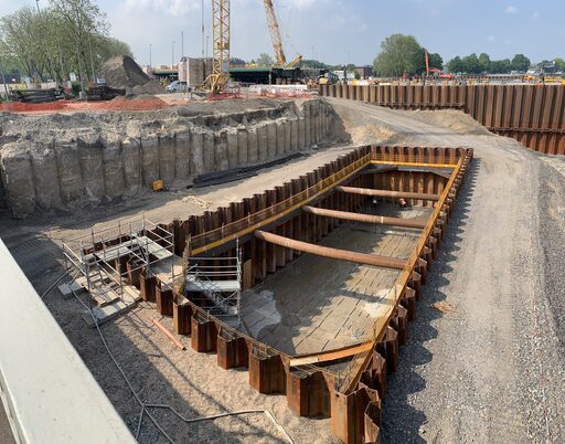 Der südliche Pfeiler der Ruhrbrücke wird für Bewehrungsarbeiten der Pfahlkopfplatte vorbereitet