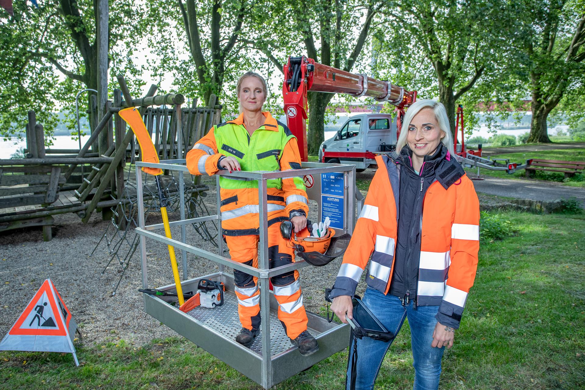 Zwei Mitarbeiterinnen der Baumpflege bei der Arbeit