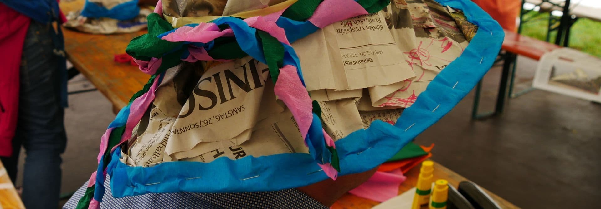 Mann mit Hut aus alter Zeitung