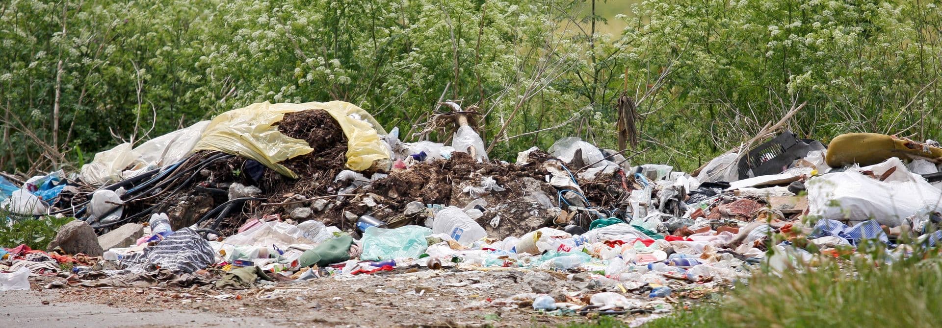 Wilde Müllkippe in Natur abgeladen