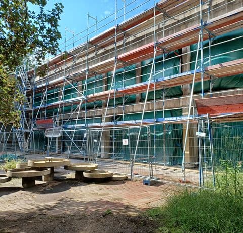 Foto Fassade mit Gerüst Berufskolleg Walther-Rathenau