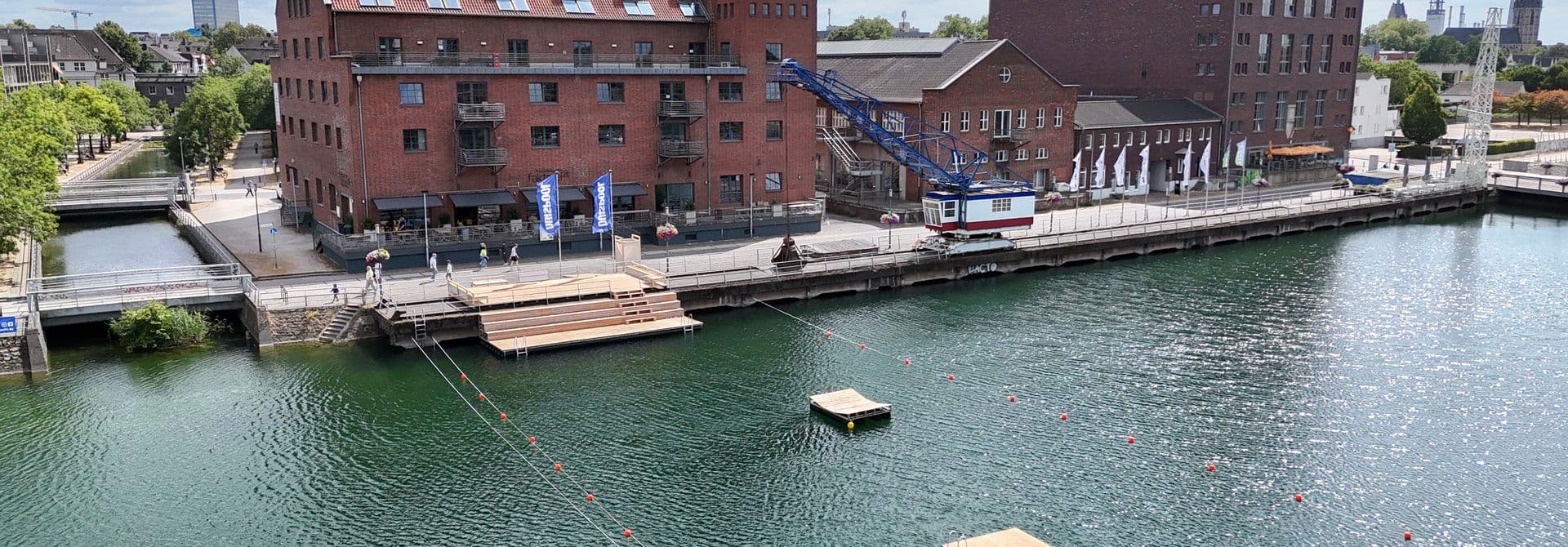 DuisPool mit Gebäude am Innenhafen Duisburg