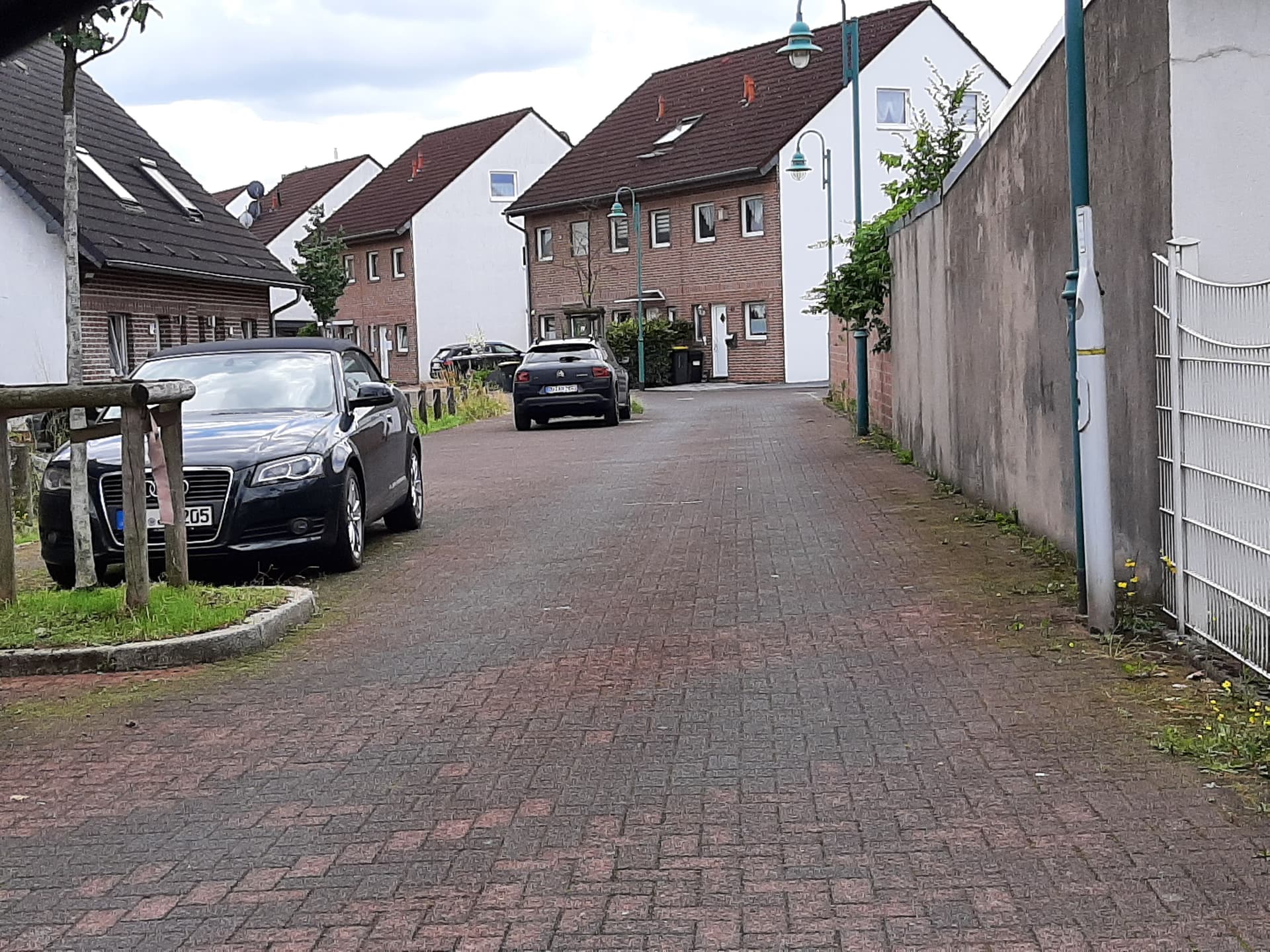Enge Straße, in der ein Abfallsammelfahrzeug nicht mehr rückwärts fahren darf