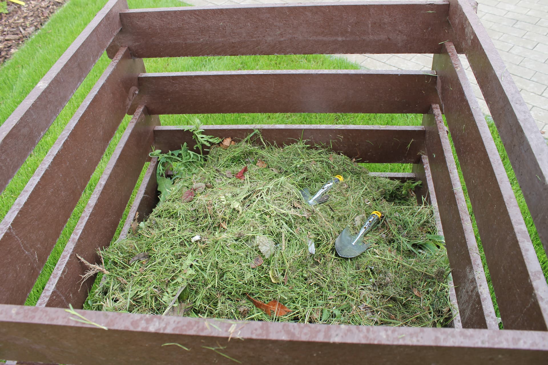 Komposter aus Holz mit Grasschnitt
