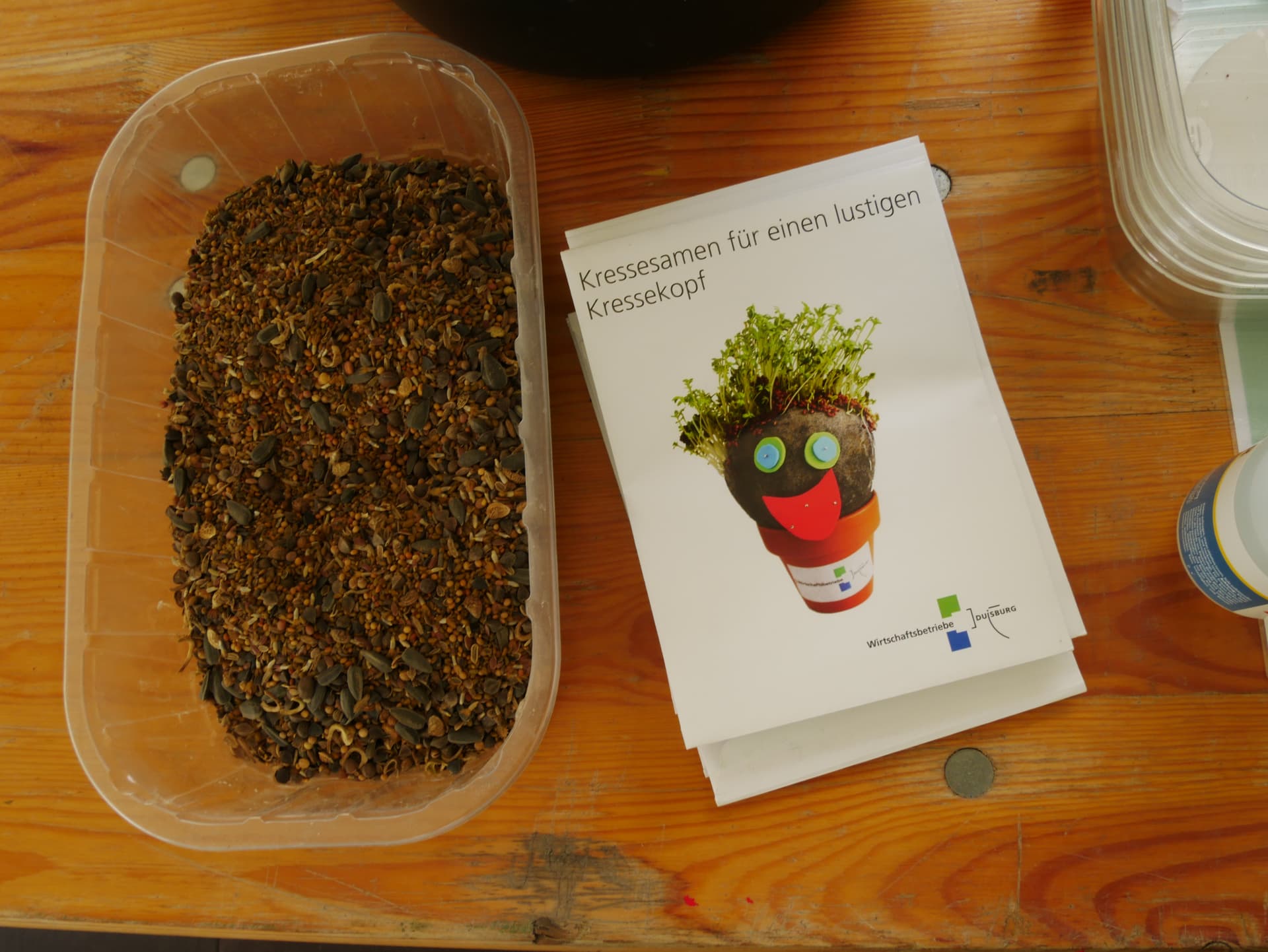 Tüte mit Kressesamen und Behälter mit Samen