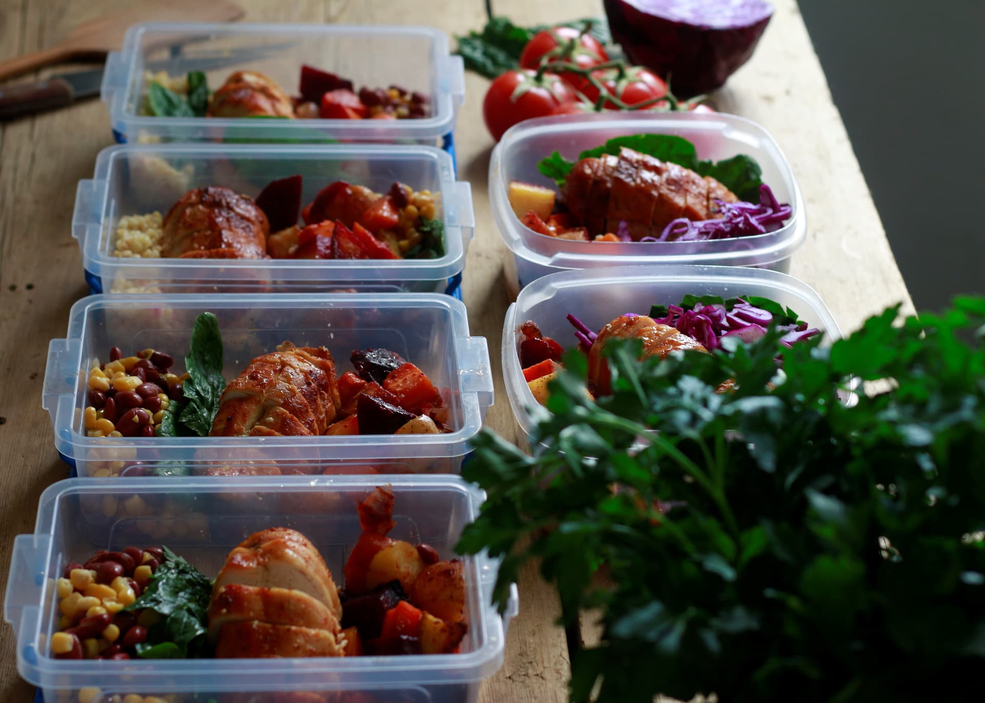 verschiedene Speisen in Plastikbehälter