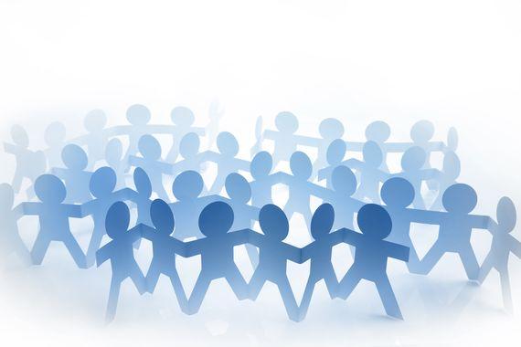 Viele blaue Papp-Personen halten sich ander Hand