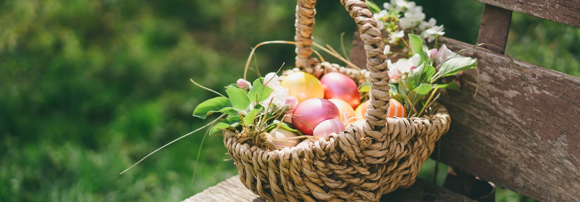 Korb mit Ostereiern auf einer Bank