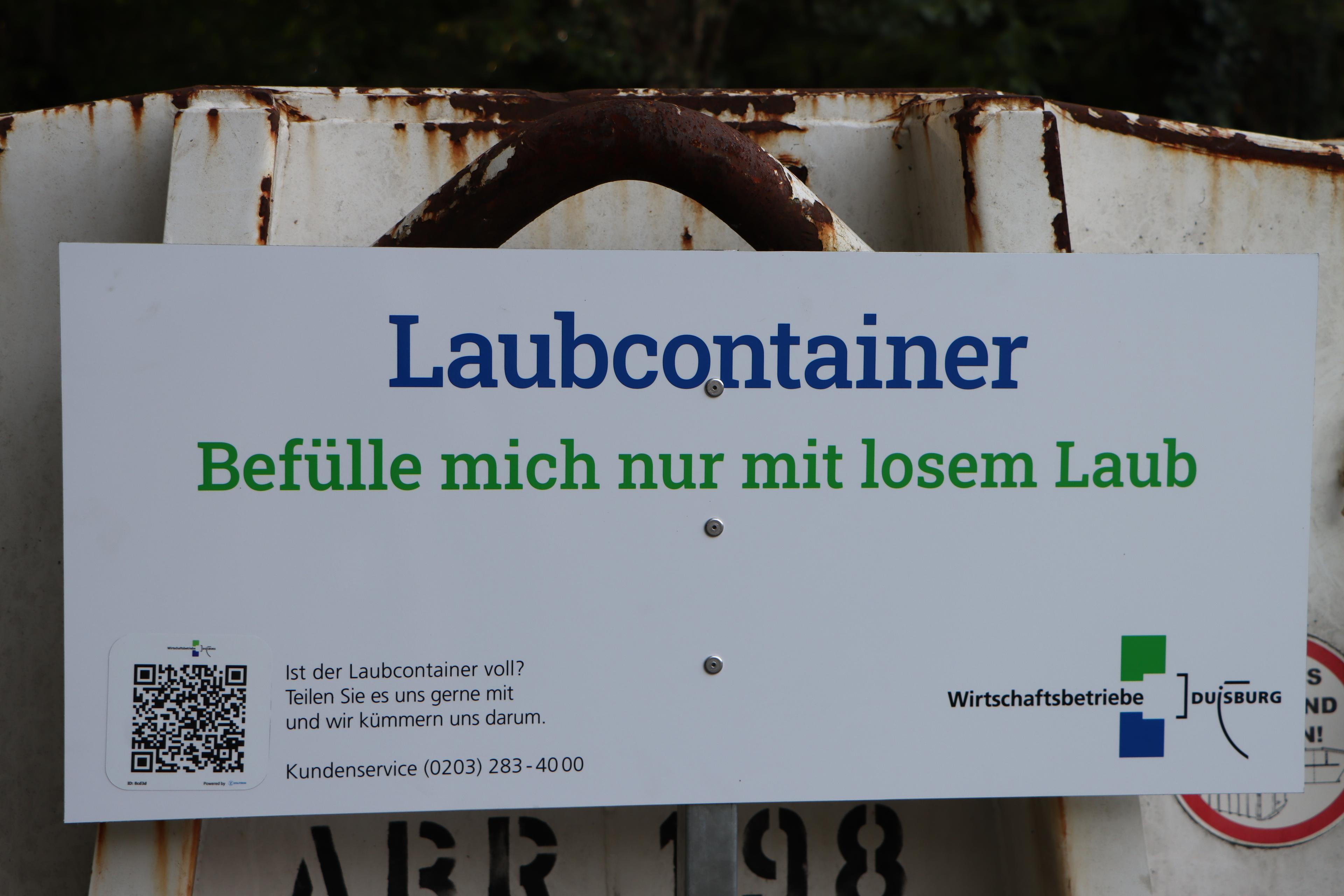 Das Bild zeigt ein Schild zum Thema Laubcontainer: Befülle mich mit losem Laub.