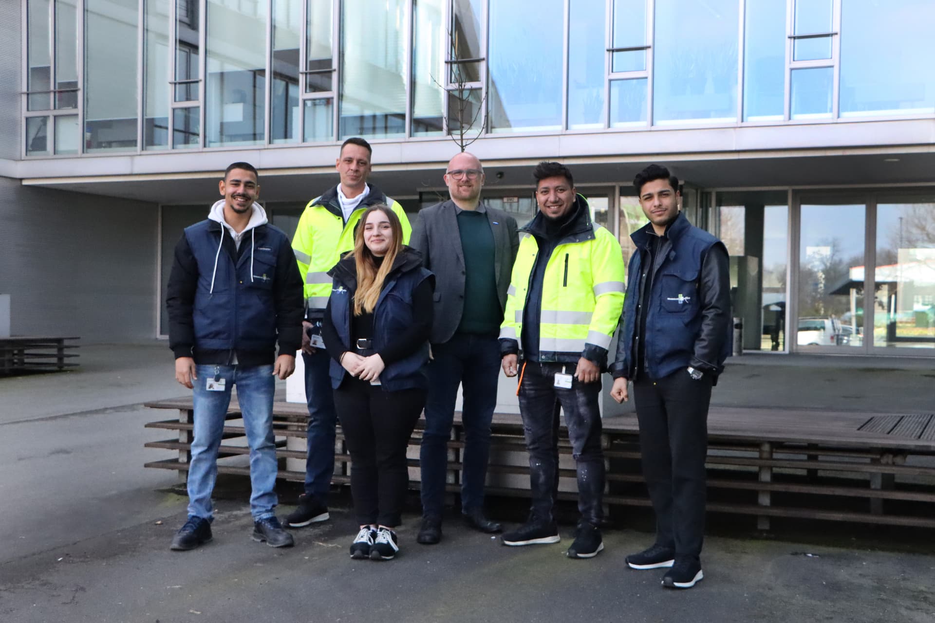 Oberbürgermeister Sören Link und fünf Umwelthelferinnen und -helfer der WBD