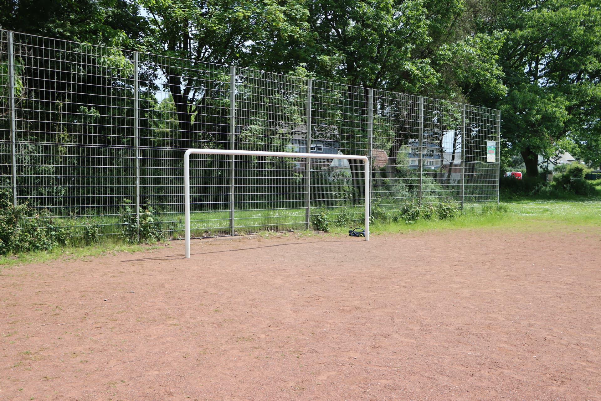 Bolzplatz mit einem Tor