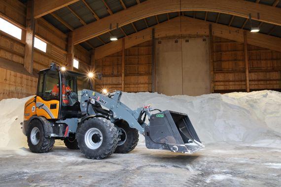 Bagger im Salzlager, Berge von Salz im Hintergrund