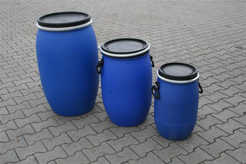 Blaue Fasstonnen