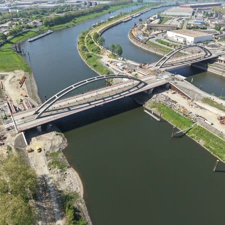 Der OB-Karl-Lehr-Brückenzug wurde in die endgültige Lage verschoben. Luftbild OB-Karl-Lehr-Brückenzug in Kaßlerfeld/Ruhrort