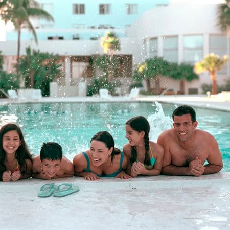 eine Familie hat spaß beim baden im pool