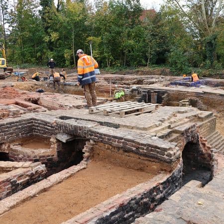 Archäologische Untersuchungen mit freigelegten historischen Bauresten im Vorfeld einer Baumaßnahme.