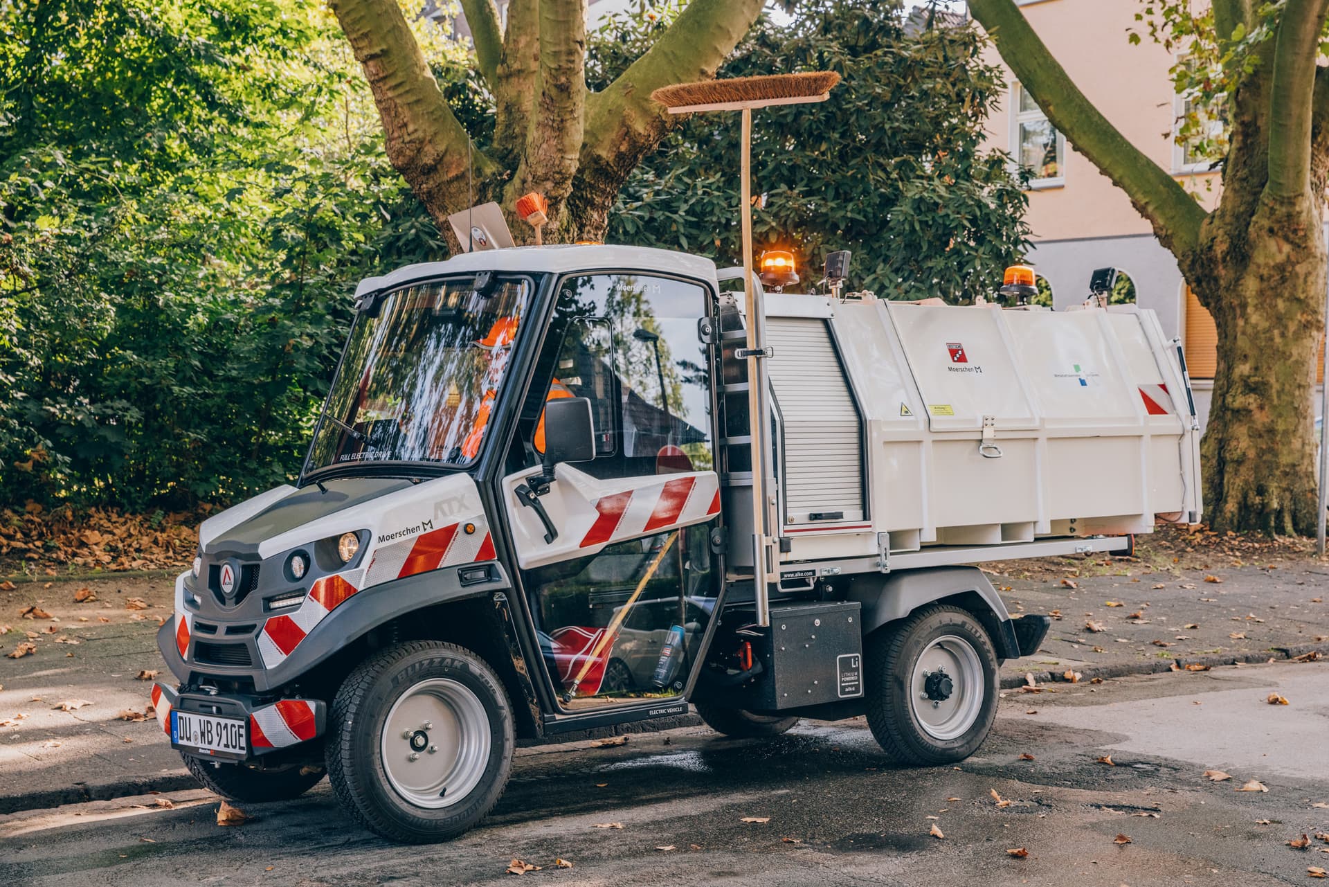 Straßenreingigung_2 Elektroauto der Straßenreinigung