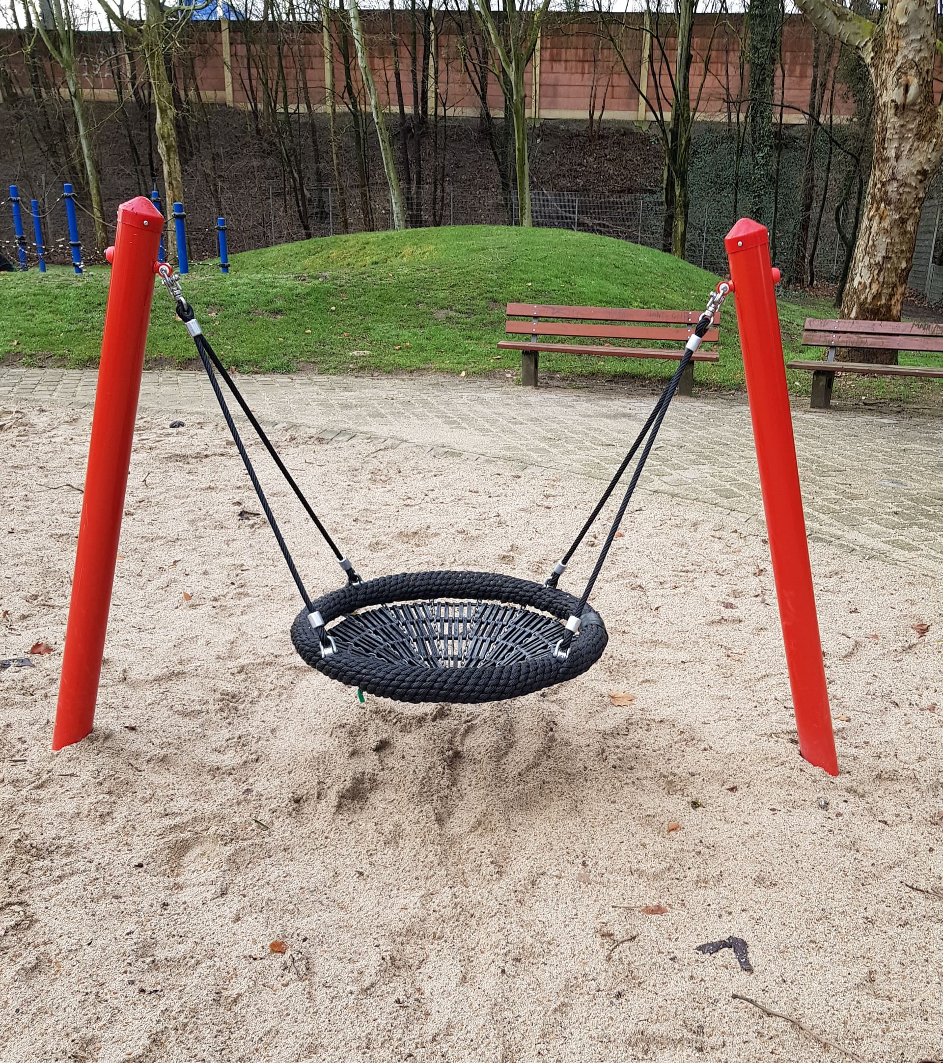 Barrierearme Korbschaukel