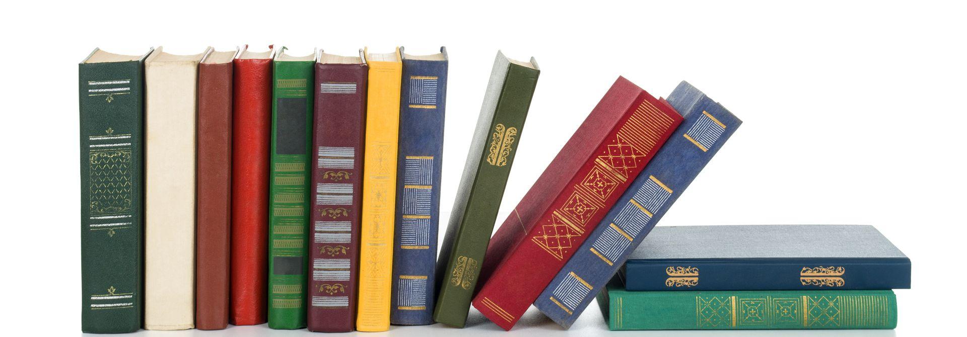 Bücherzellen Bücher in verschiedenen Farben stehen nebeneinander