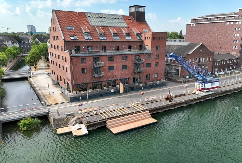 DuisPool Holzaufbau für DuisPool im Duisburger Innenhafen. Gebäude im Hintergrund