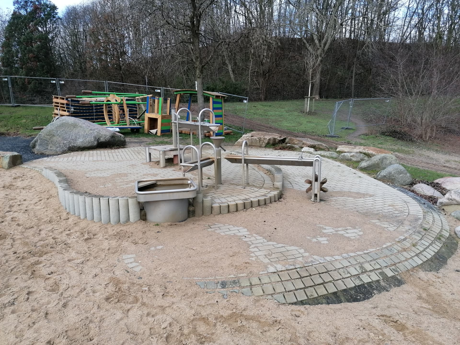 Sand- und Wasserspiel