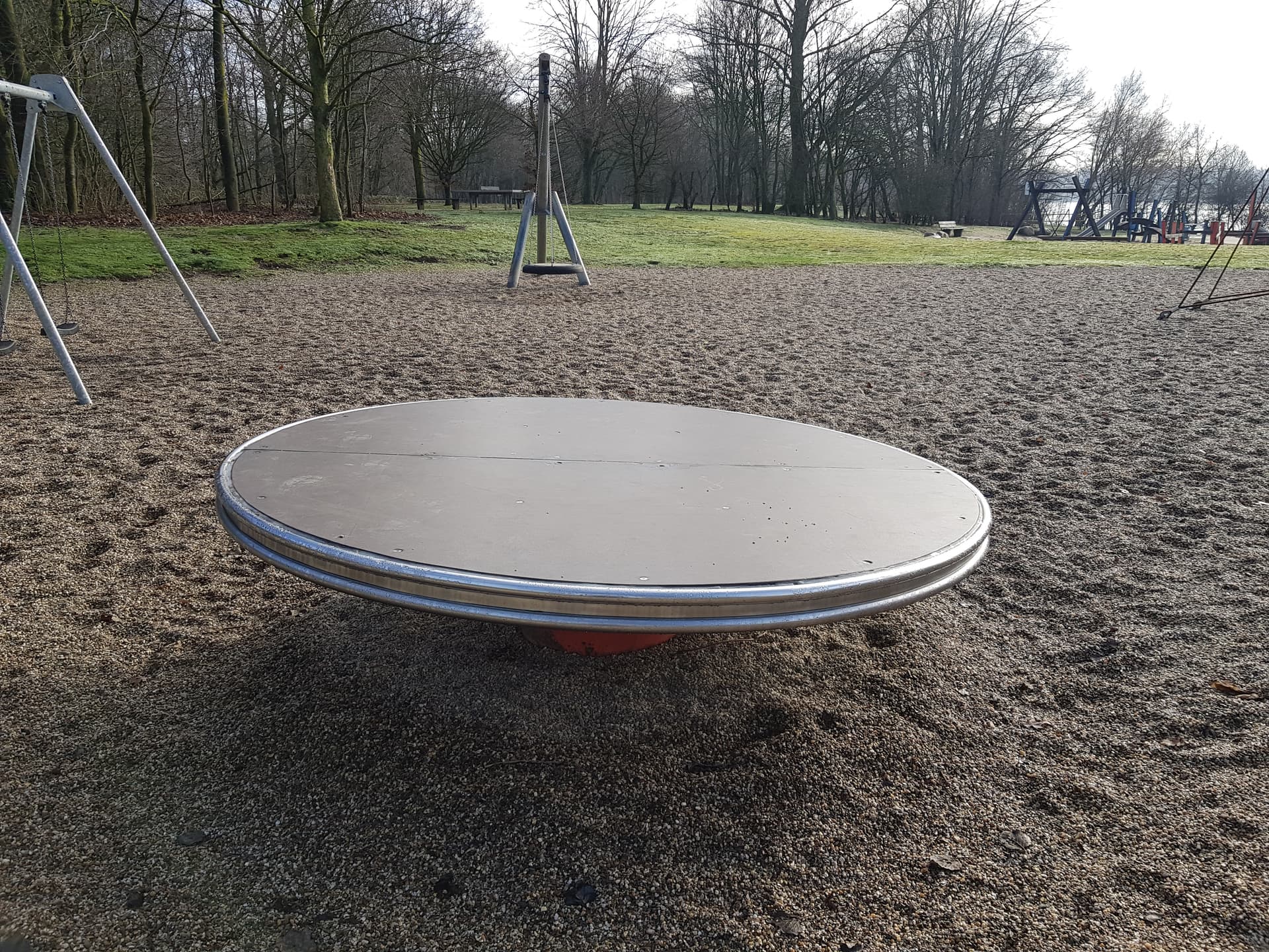 Karussell auf Spielplatz am Toeppersee