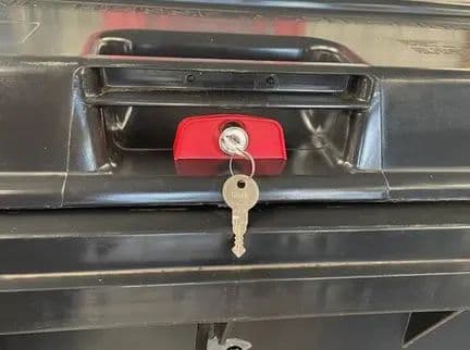 Schwerkraftschloss Schwerkraftschloss an Restabfallbehälter