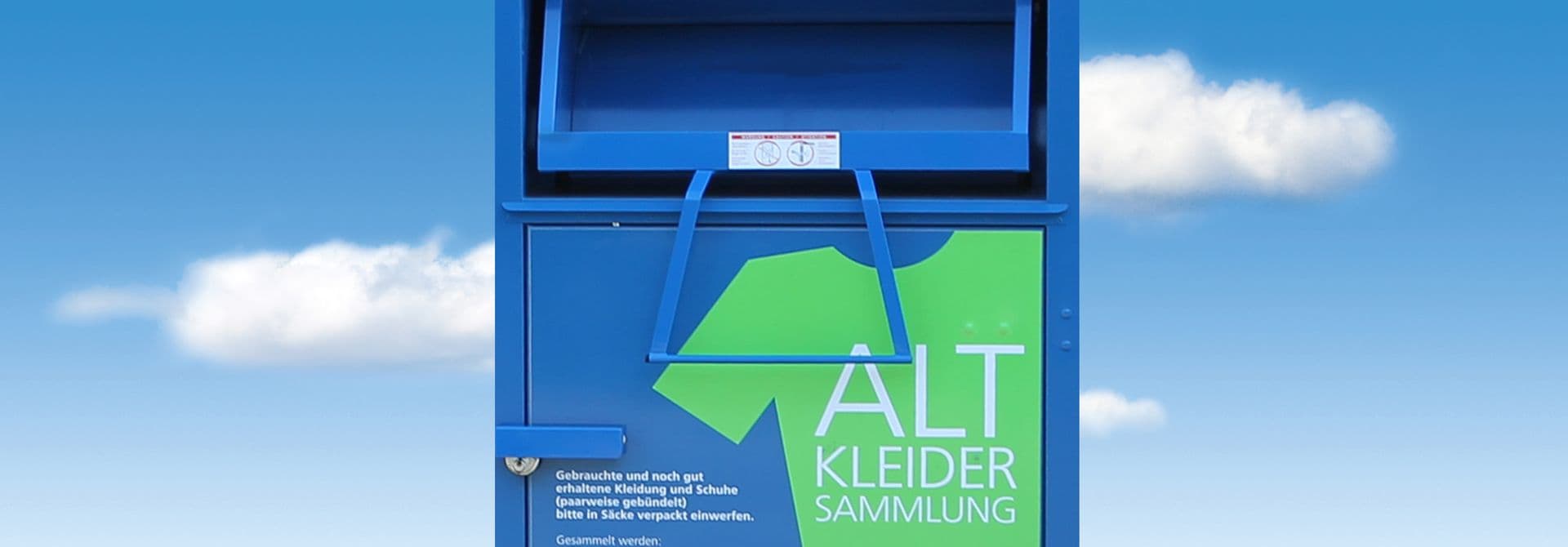 Altkleidercontainer Altkleidercontainer, dahinter Hecke und blauer Himmel