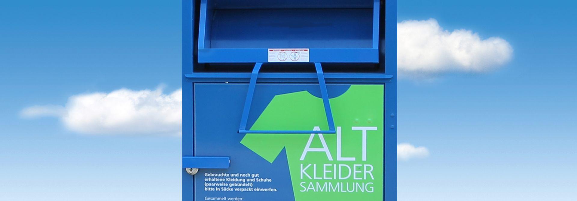 Altkleidercontainer Altkleidercontainer, dahinter Hecke und blauer Himmel