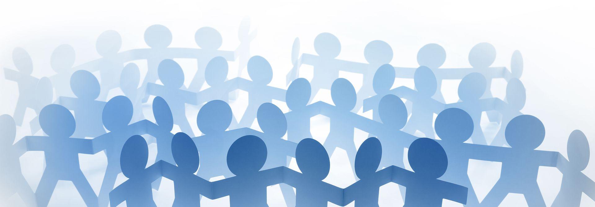 Personalversammlung Viele blaue Papp-Personen halten sich ander Hand