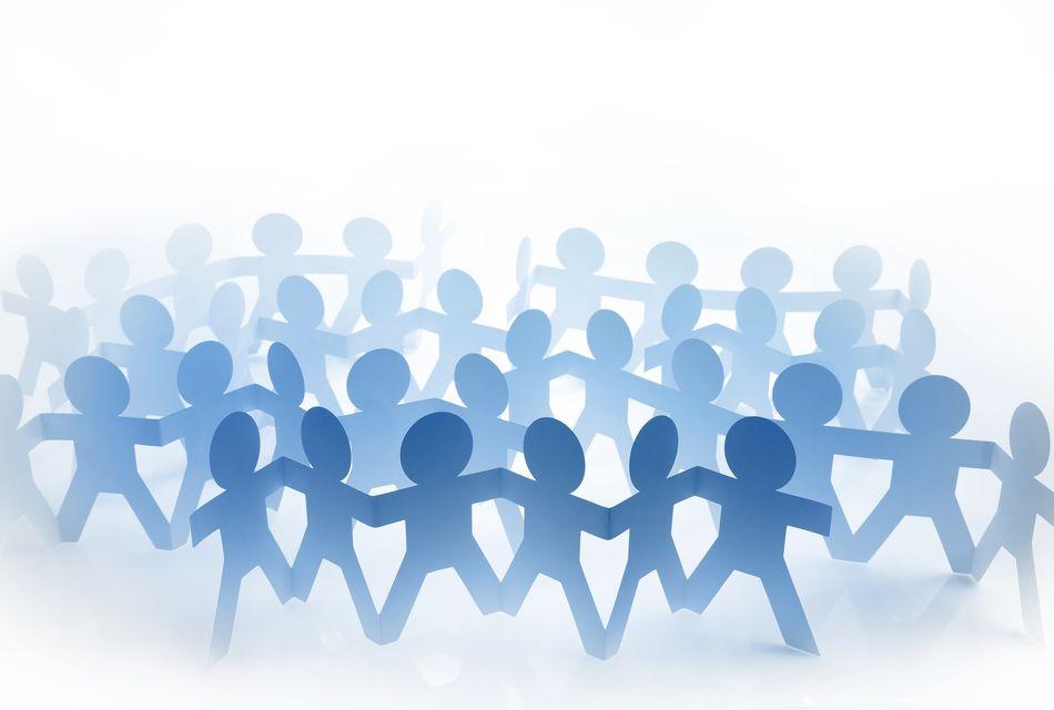 Personalversammlung Viele blaue Papp-Personen halten sich ander Hand