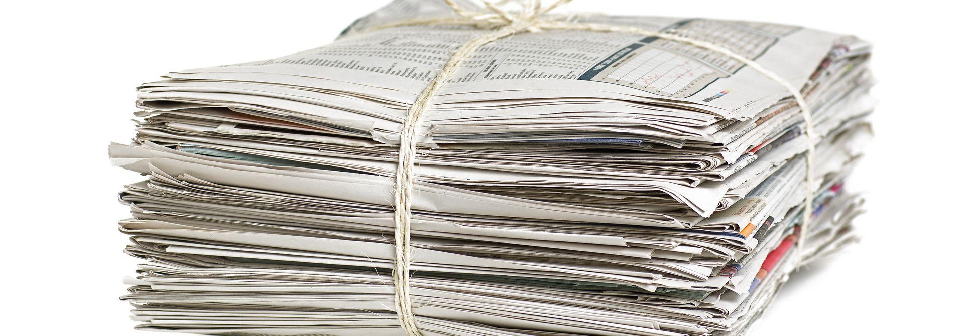 Altpapier Bündel Tageszeitungen mit Kordel zusammengebunden
