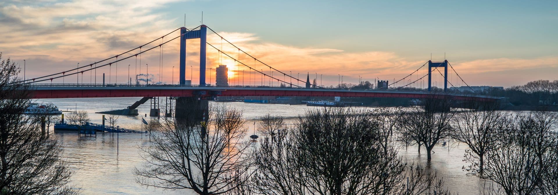 Hochwasser - Brücke am Rhein Hochwasser - Brücke am Rhein