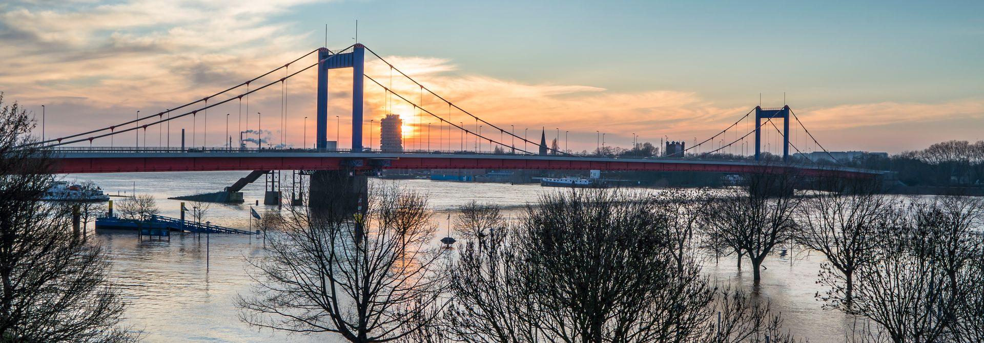 Hochwasser - Brücke am Rhein Hochwasser - Brücke am Rhein