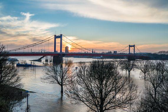 Hochwasser - Brücke am Rhein Hochwasser - Brücke am Rhein