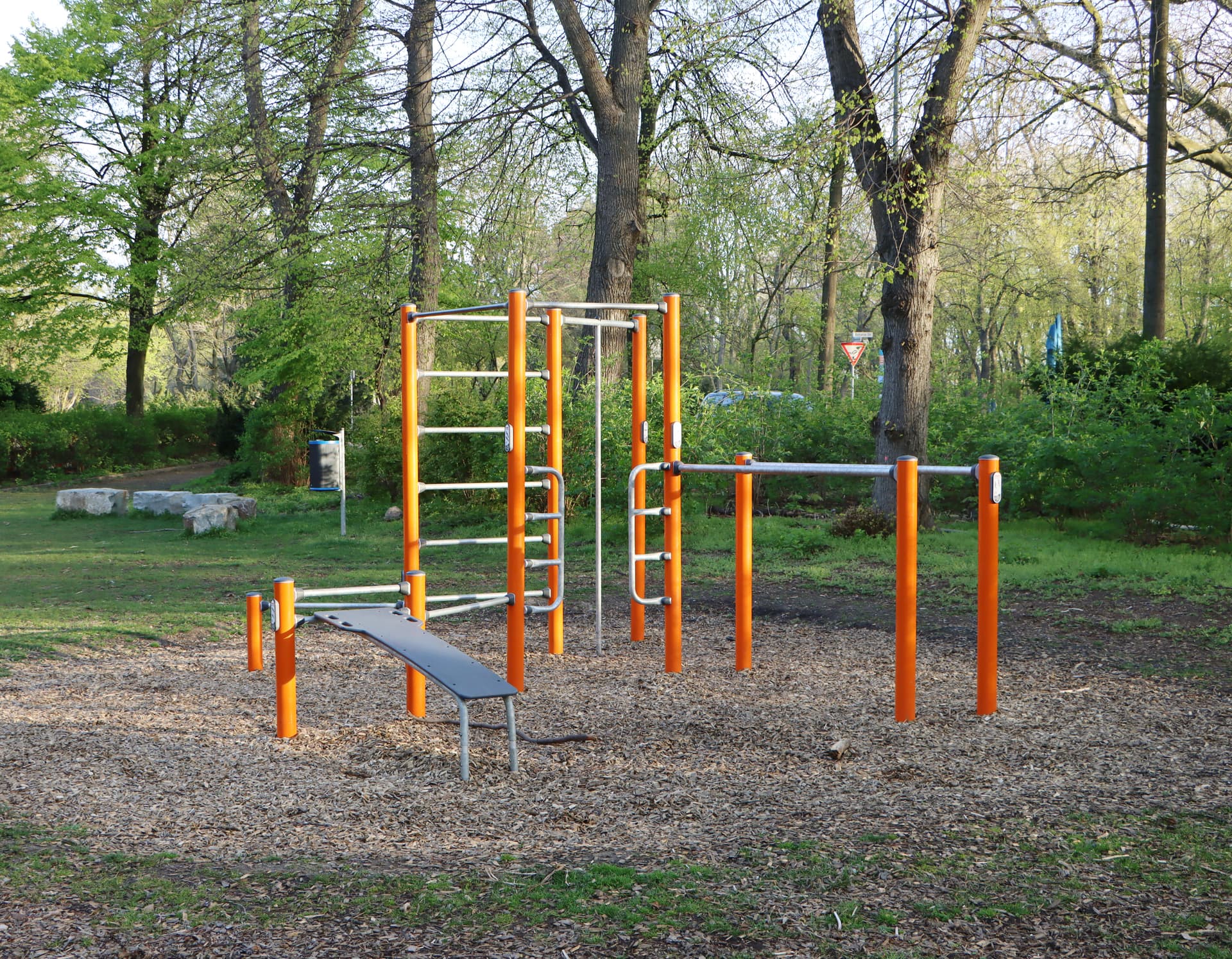 Callisthenics-Sportgeräte Callisthenics-Sportgeräte auf einem Jugendspielplatz