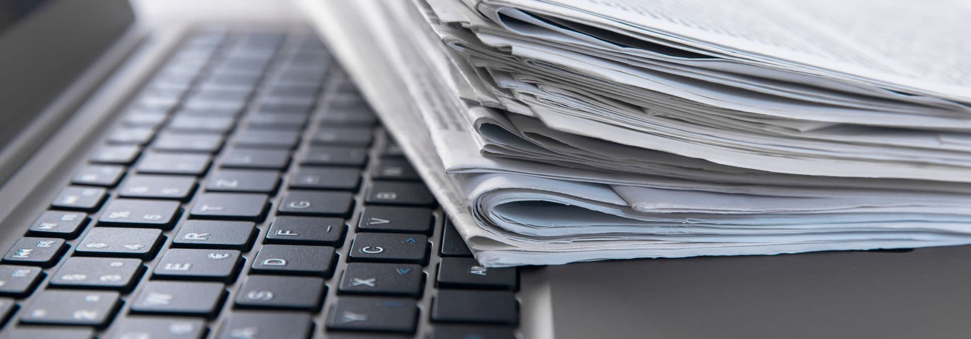 Pressemeldungen Notebook und Tageszeitungen