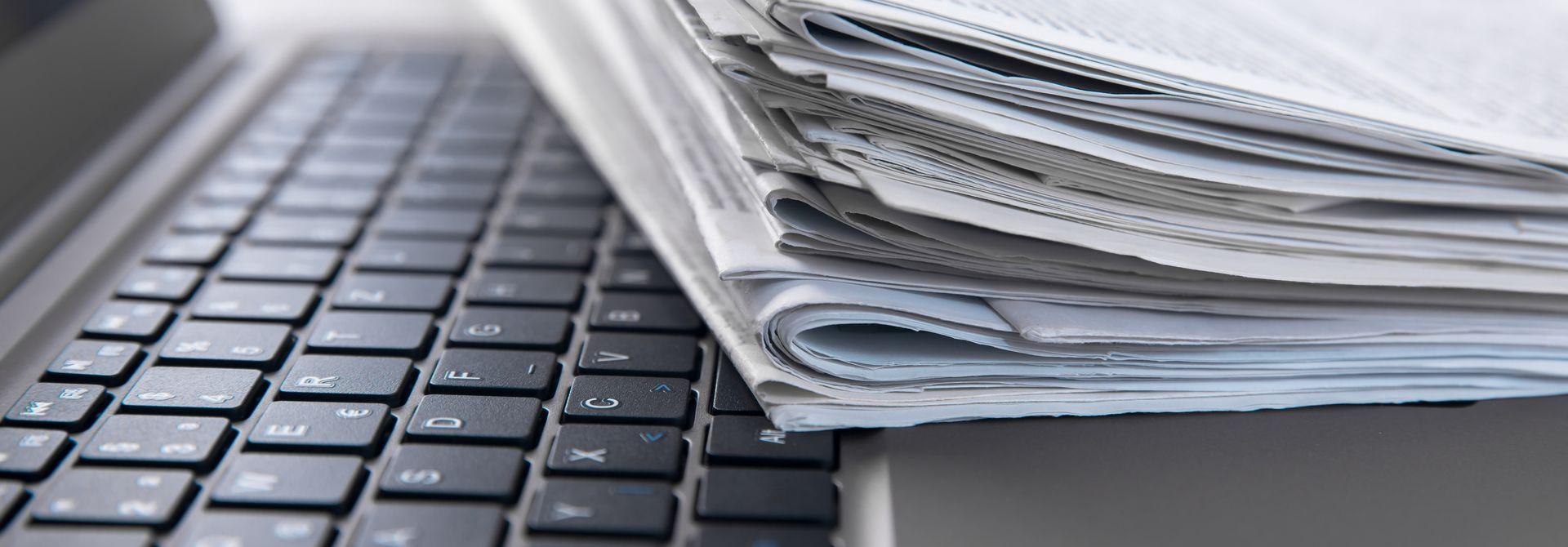 Pressemeldungen Notebook und Tageszeitungen