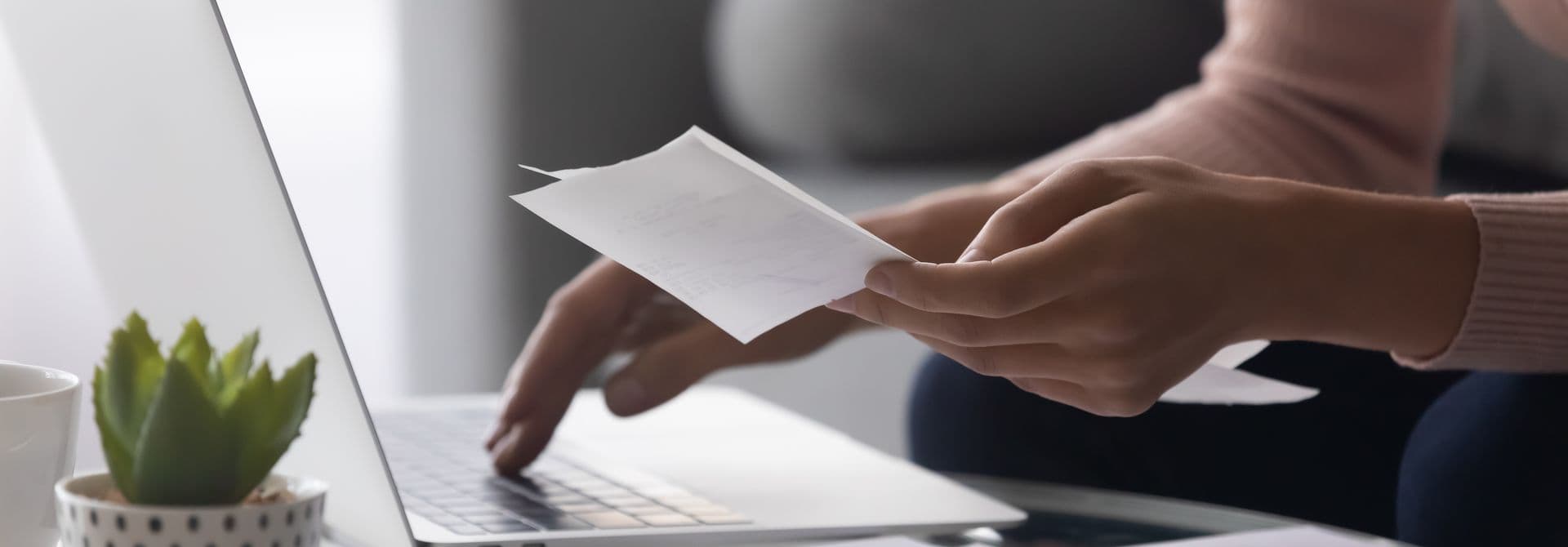 Gebühren Frau tippt auf ein Notebook