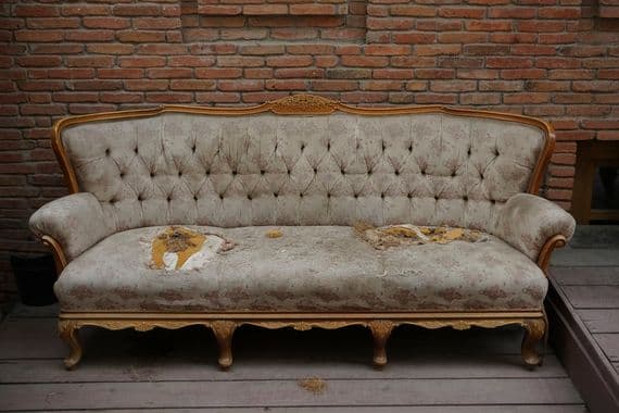 Sofa altes, zerschlissenes Sofa