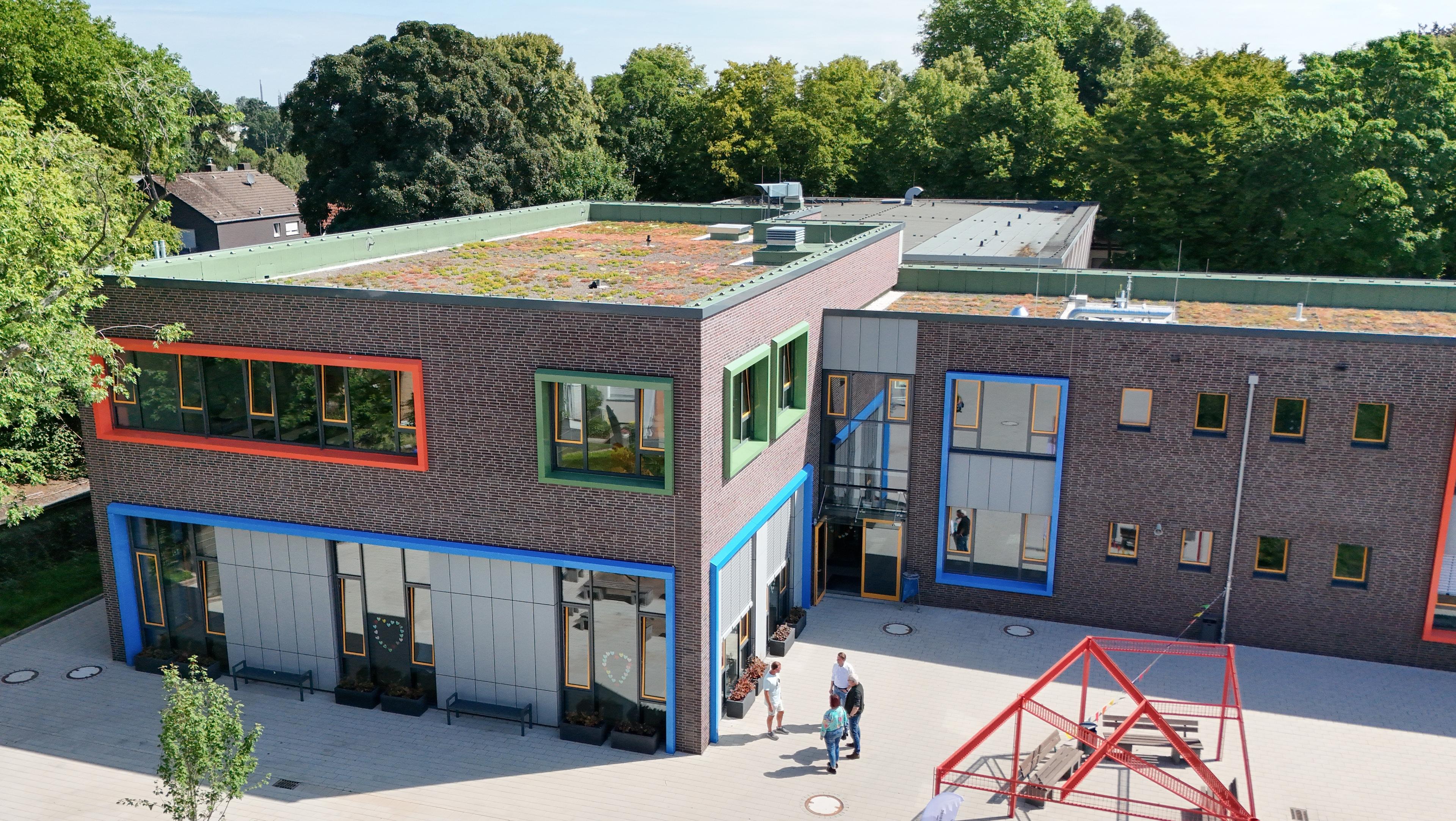 Moderner Lernort mit grüner Dachlandschaft Moderner Lernort mit grüner Dachlandschaft