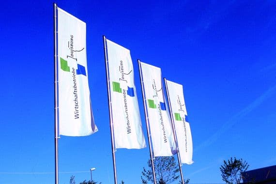 Flaggen der Wirtschaftsbetriebe Duisburg Flaggen der Wirtschaftsbetriebe Duisburg, blauer Himmel im Hintergrund