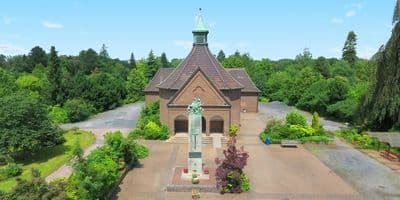 Kapelle auf dem Friedhof Trompet mit Statue davor