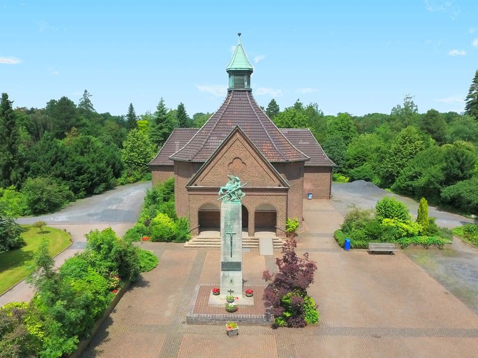 Kapelle auf dem Friedhof Trompet mit Statue davor