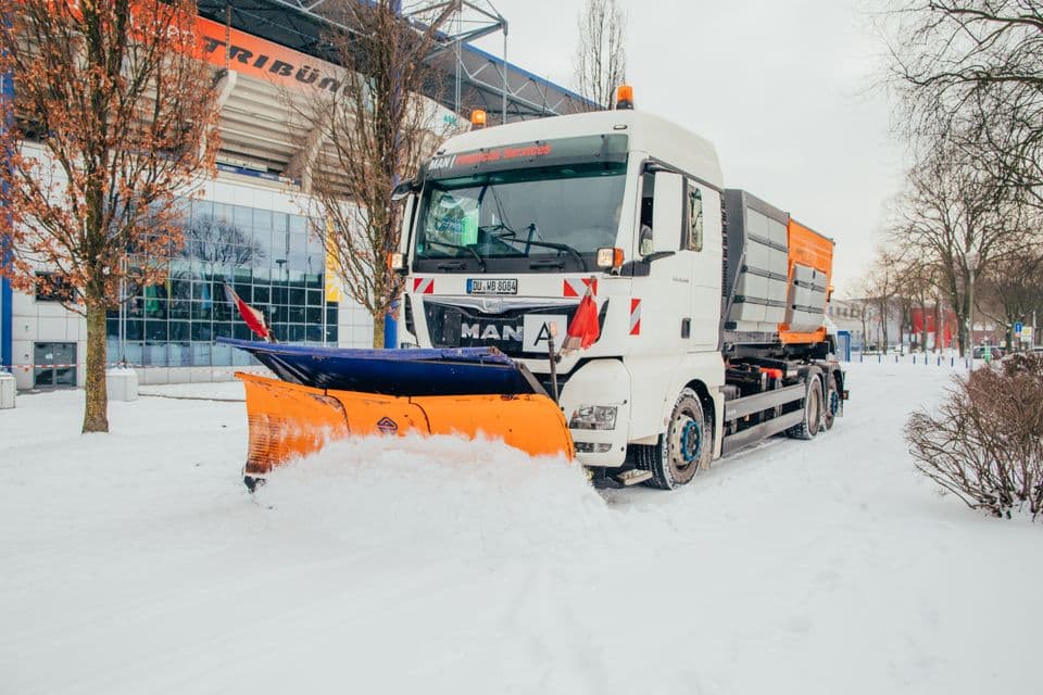 Winterdienst_3 Winterdienstfahrzeug, das vor der MSV Arena Schnee räumt