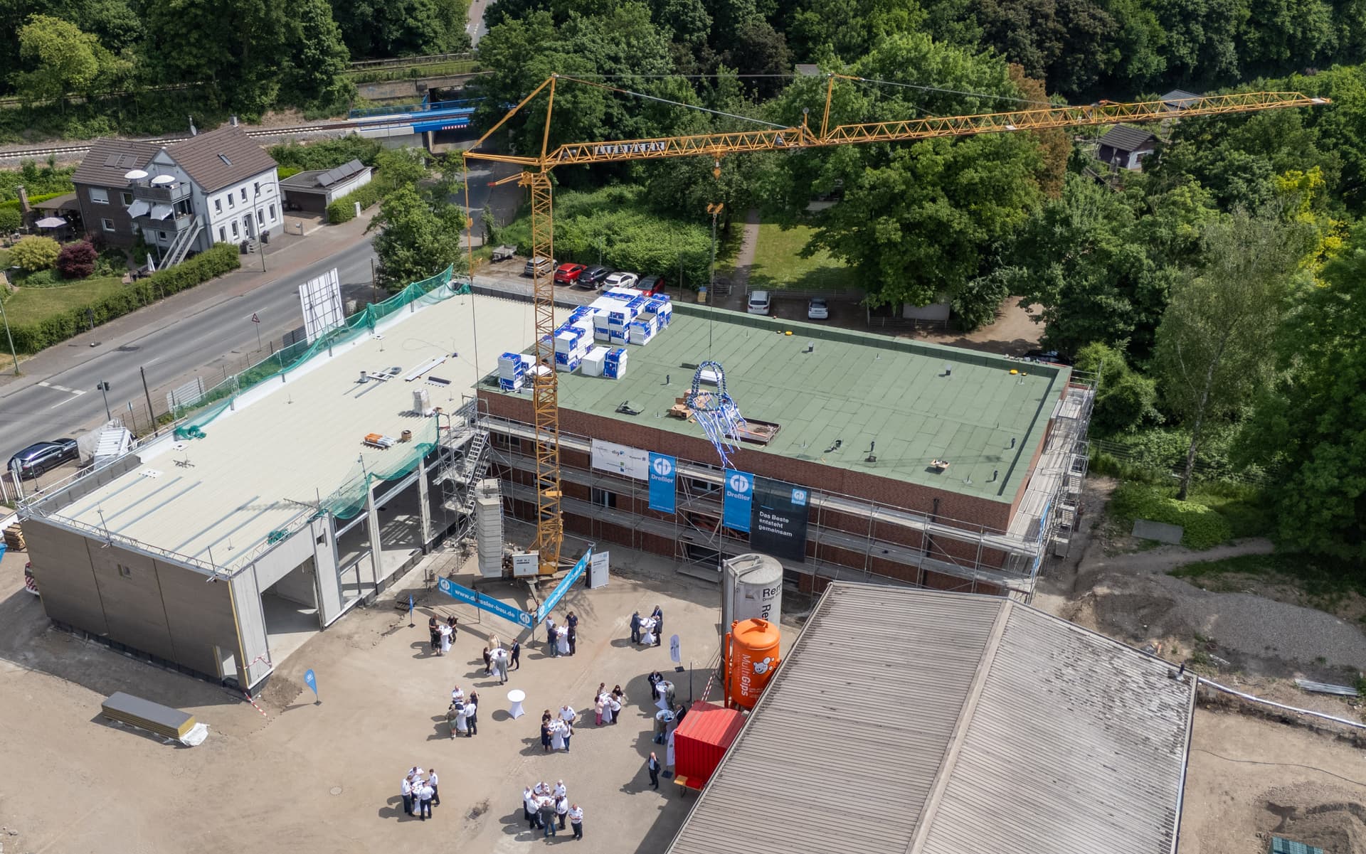 Luftaufnahme einer Baustelle mit Kran