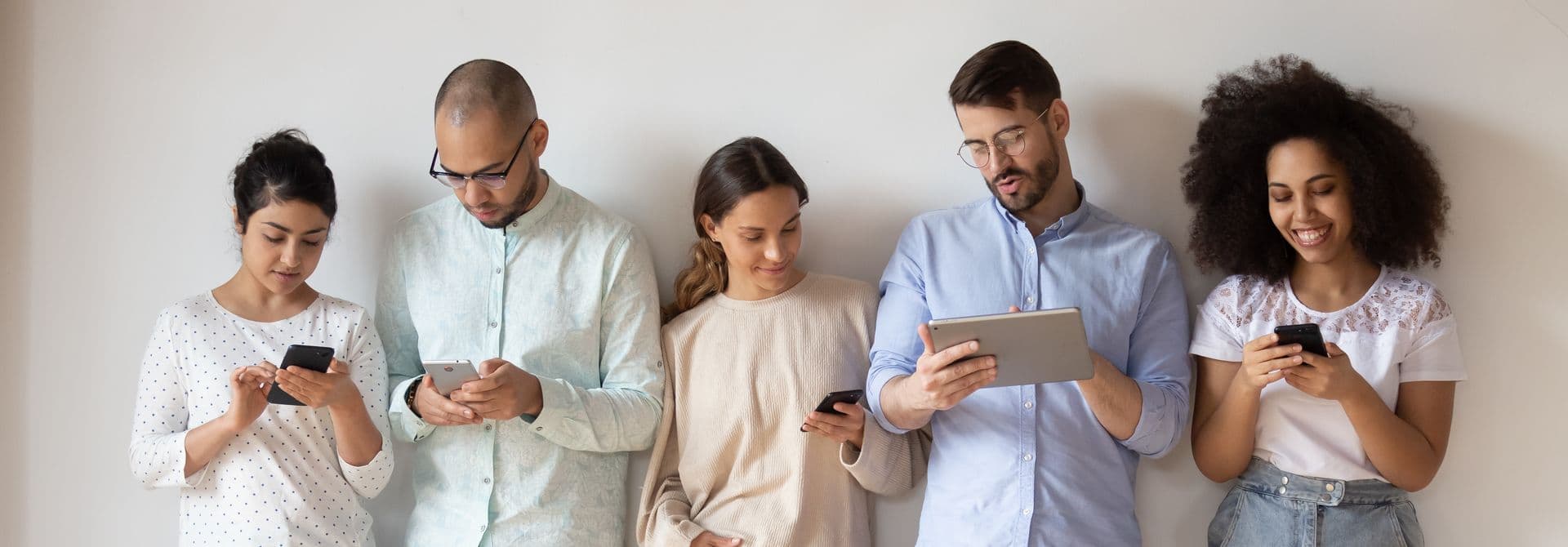 SocialMedia Junge Menschen schauen auf Tablet, Smartphone