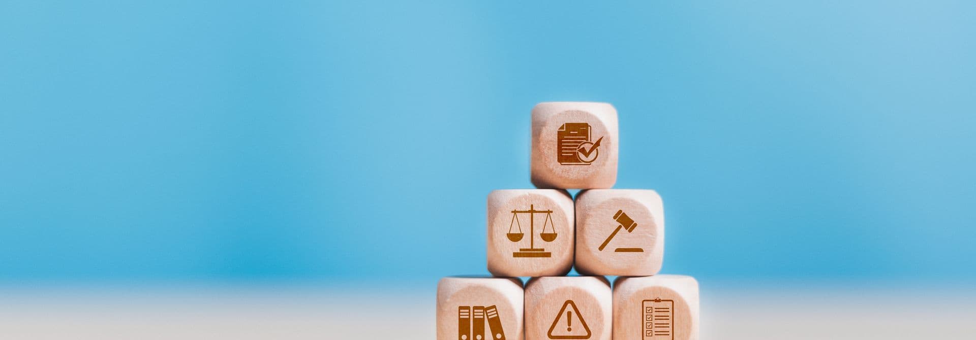 Compliance Compliance - Holzwürfel mit Symbolen