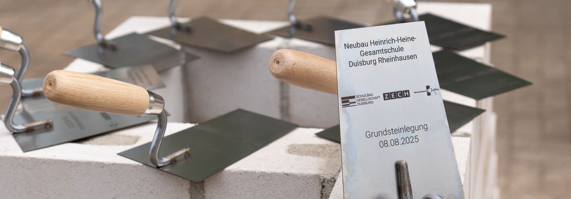 Grundsteinlegung für den Erweiterungsneubau an der Heinrich-Heine-Gesamtschule in Duisburg-Rheinhausen Grundsteinlegung für den Erweiterungsneubau an der Heinrich-Heine-Gesamtschule in Duisburg-Rheinhausen