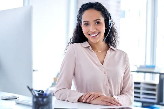 Frau mit Headset lächelnde Frau mit Headset, ein Büro im Hintergrund